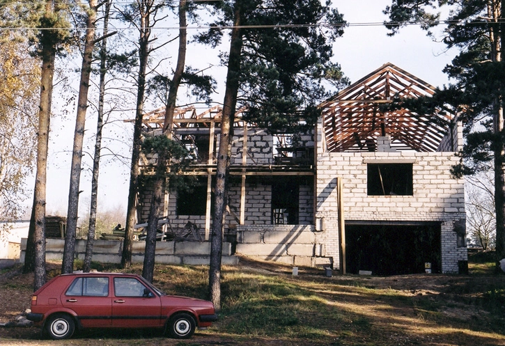 Vēl viena veca mašīna, vecas kopnes un veca bilde