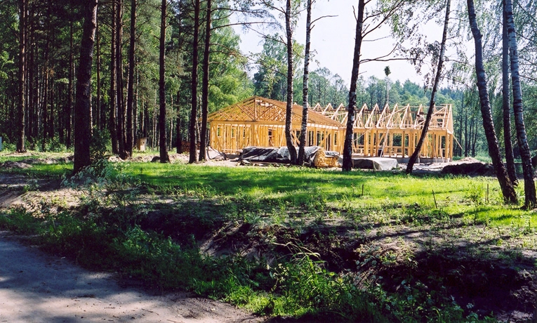 Namiņš meža ielokā. Ar kopnēm.
