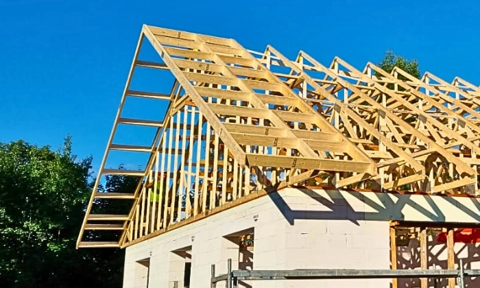 Ēkas gala siena. Frontona kopne un gala pārkares detaļa izveido nobeigtu frontona konstrukciju.