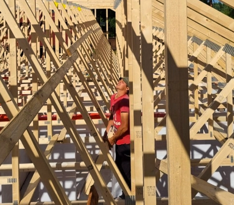 Kopņu konstrukciju meža dziļumā celtnieks raugās augšup, it kā jautādams - vai turēs? Jā, turēs - tās ir JMR-Frame kopnes!