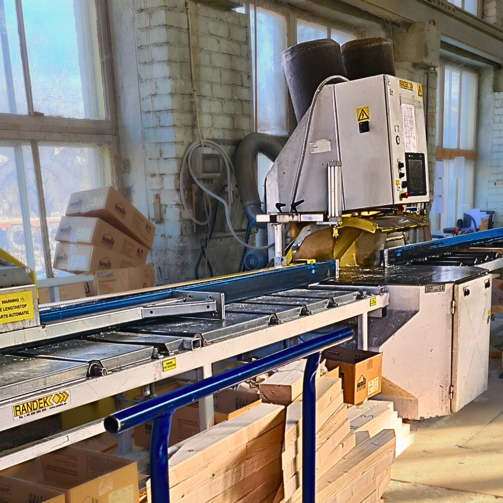 Randek 728 CNC šķērszāģis kopņu komponentu zāģēšanai.